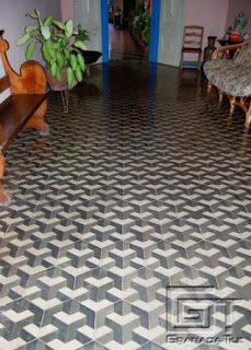 Un patrón geométrico de baldosas de una sala de estar de Granada. Crean un efecto parecido a Escher.  Imagen Conipisios.